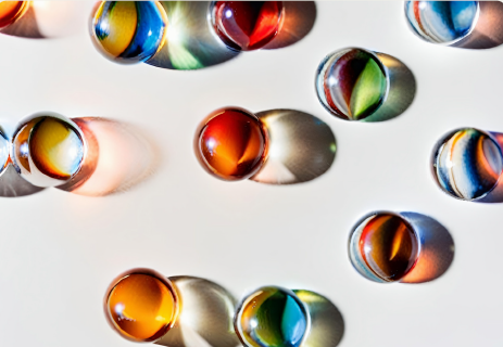 Billes en verre coloré de différentes couleurs.